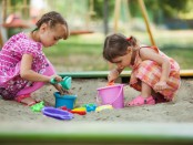 Kinder spielen im Sandkasten (Foto: © oksix – Fotolia.com)
